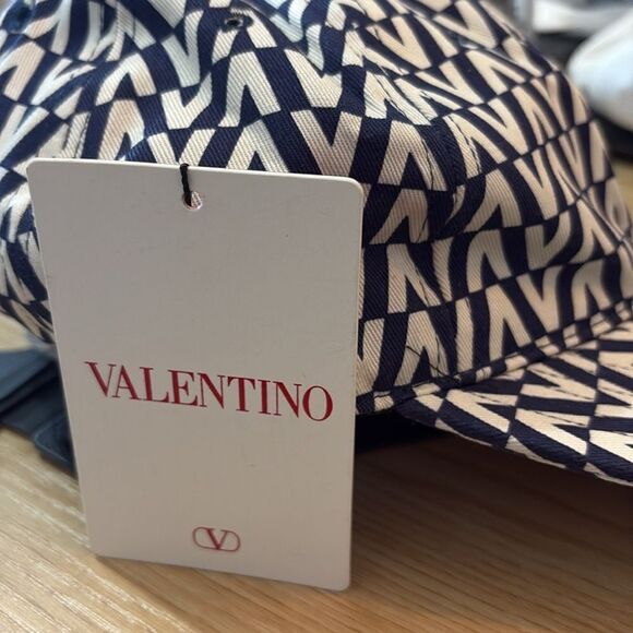 Valentino Garavani & Dust Bag Navy and White Patterned Hat $425 main image 7